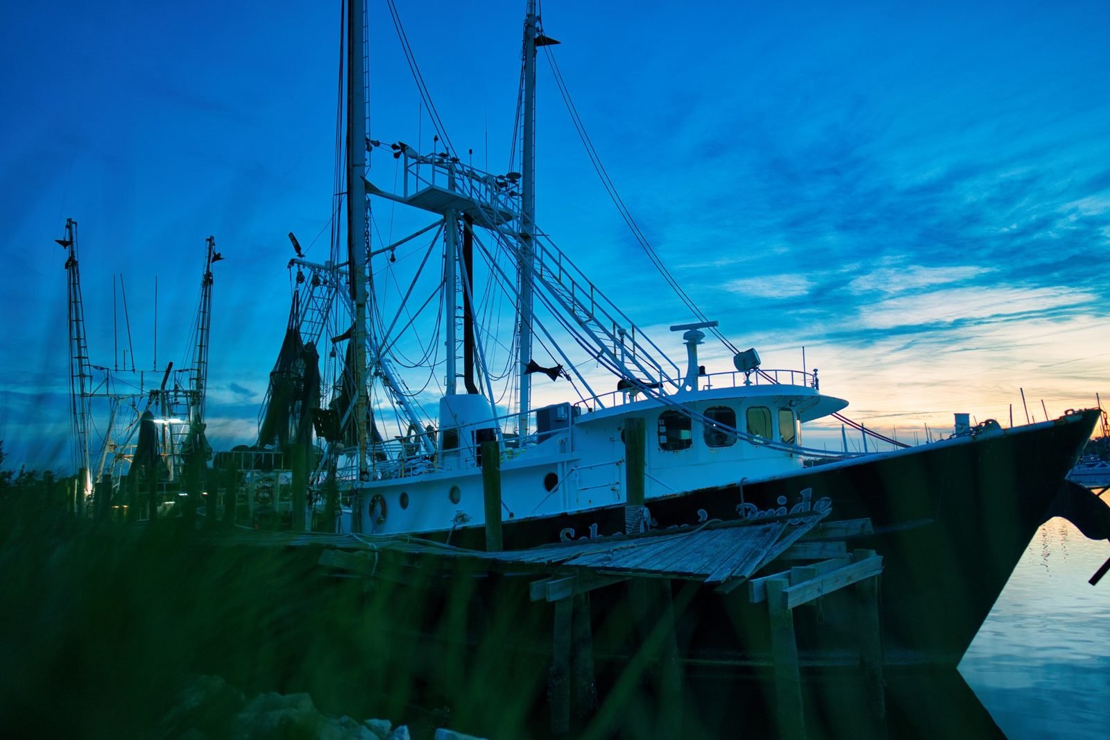 Barco de pesca al atardecer