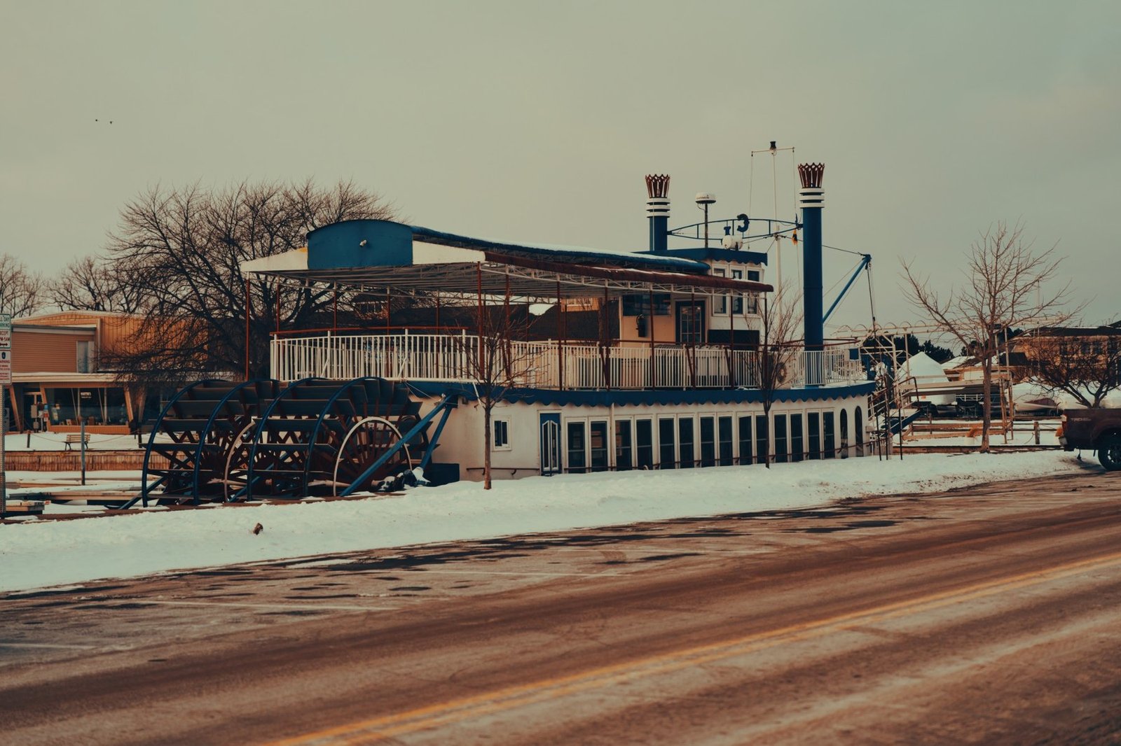 Barco de vapor varado en invierno