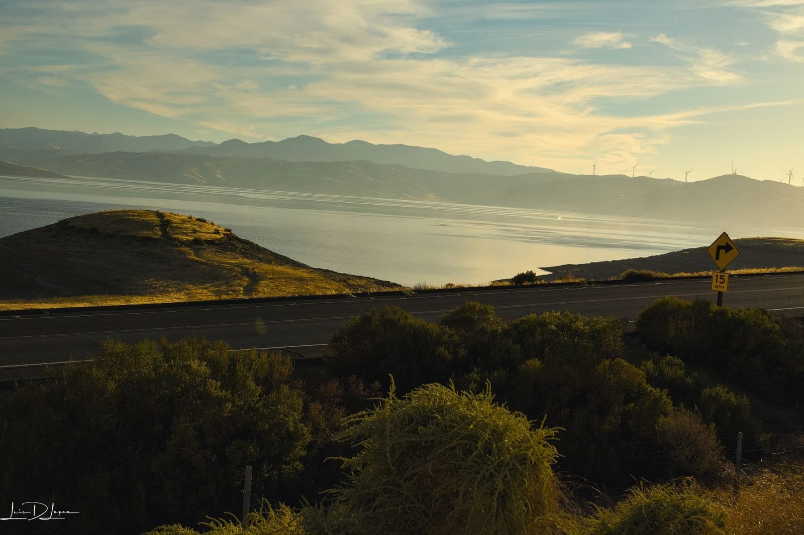 Lago y montañas al atardecer